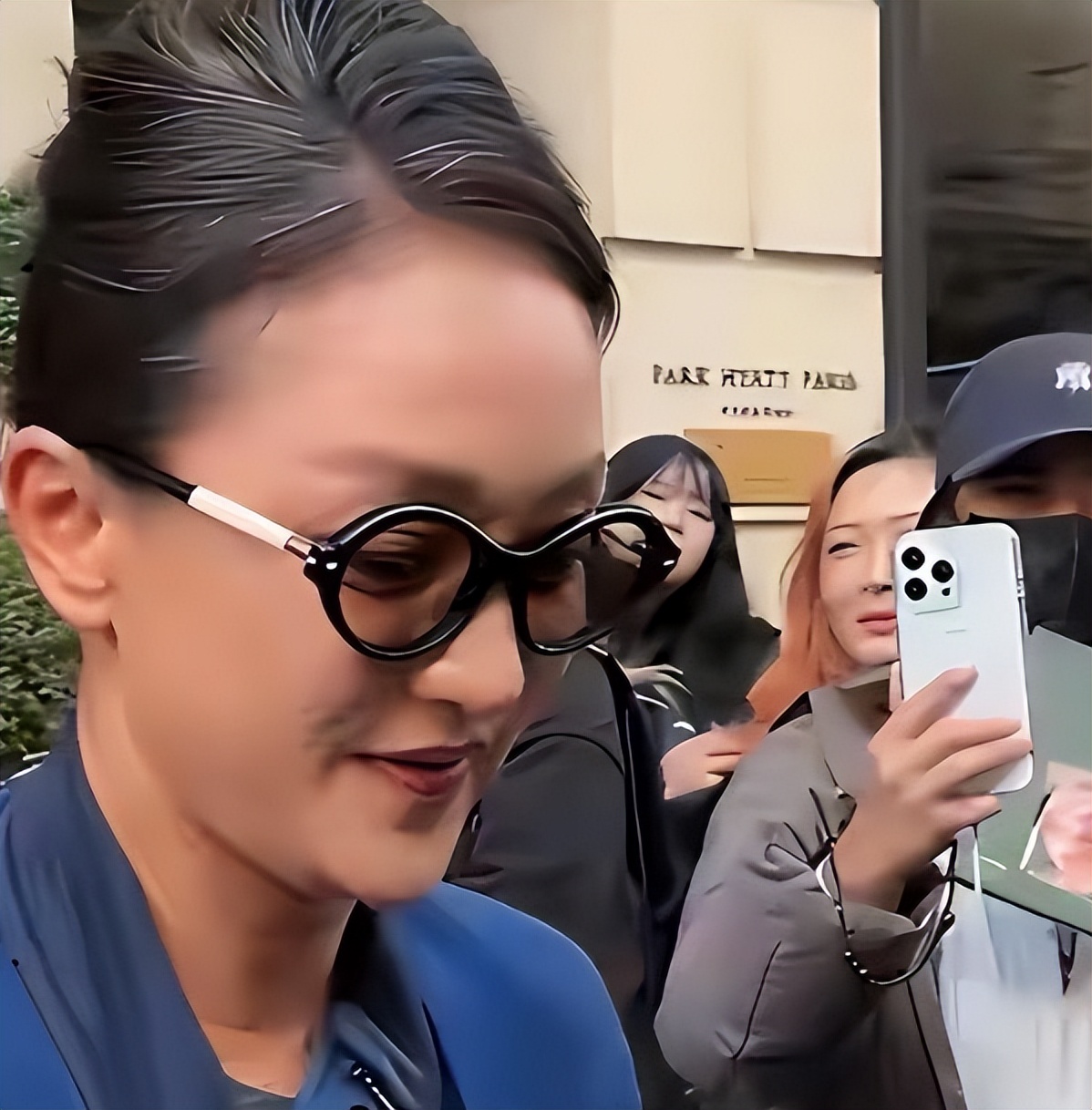 不装了! 51岁周迅新恋情曝光, 男方身份被扒，担心的事还是发生了