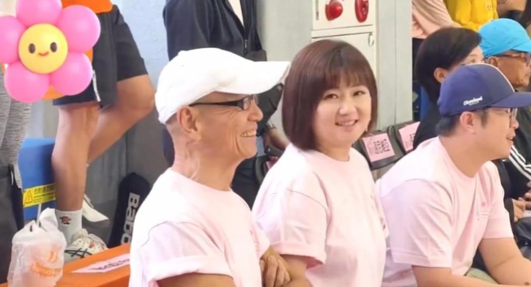 44岁任家萱孕相十足！穿着宽松似怀二胎，小腰果此前预言宝宝出来