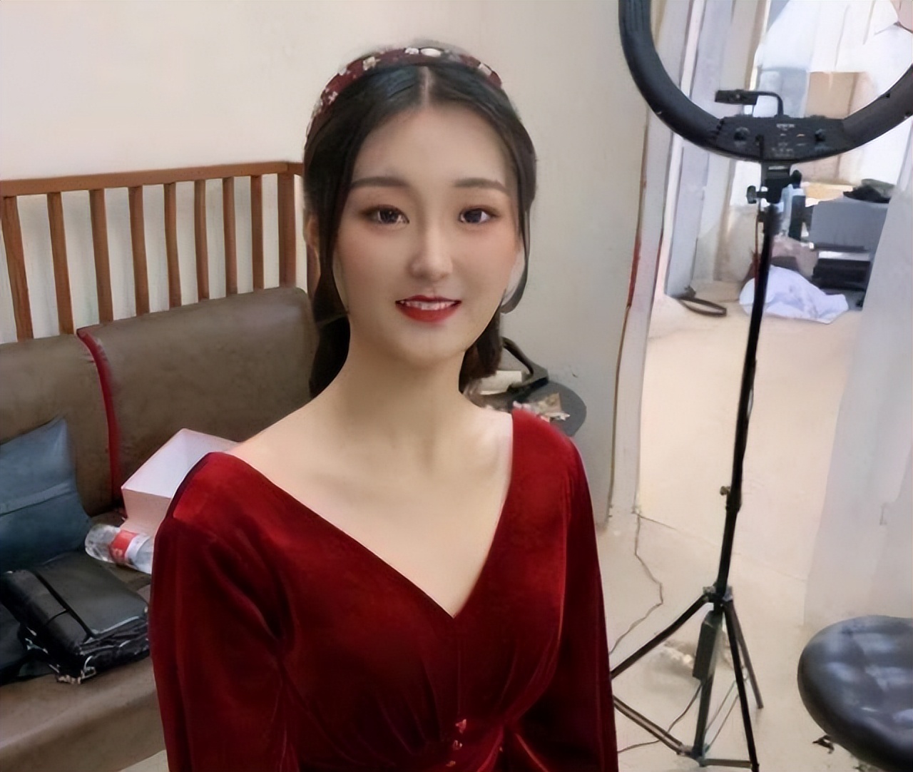 陈亚男订婚！未婚夫“底裤”被扒，年龄大长的矮，网友嘲得不偿失