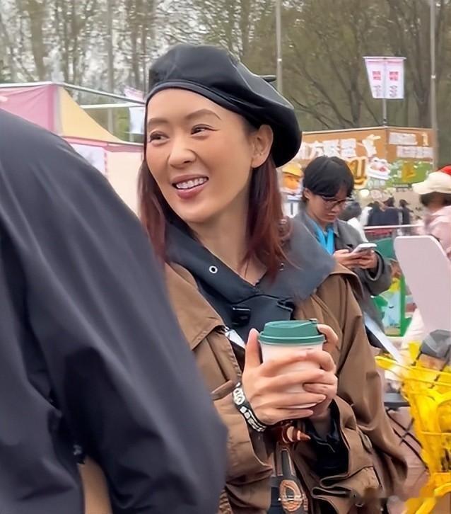 网友偶遇童瑶逛街，皮肤蜡黄颜值断崖式下滑，像个黄脸婆似的