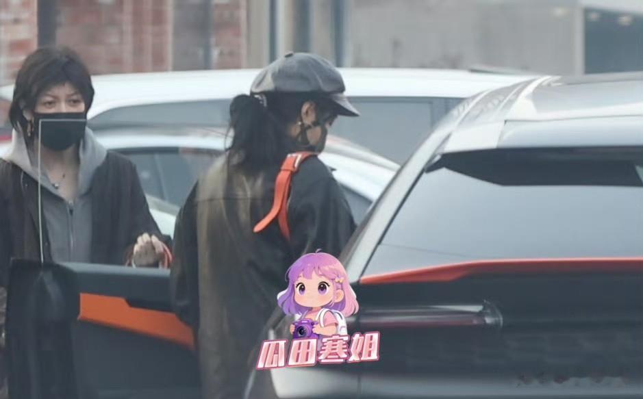 关晓彤自驾驶新购入的兰博基尼Urus SE混动版被拍曝光