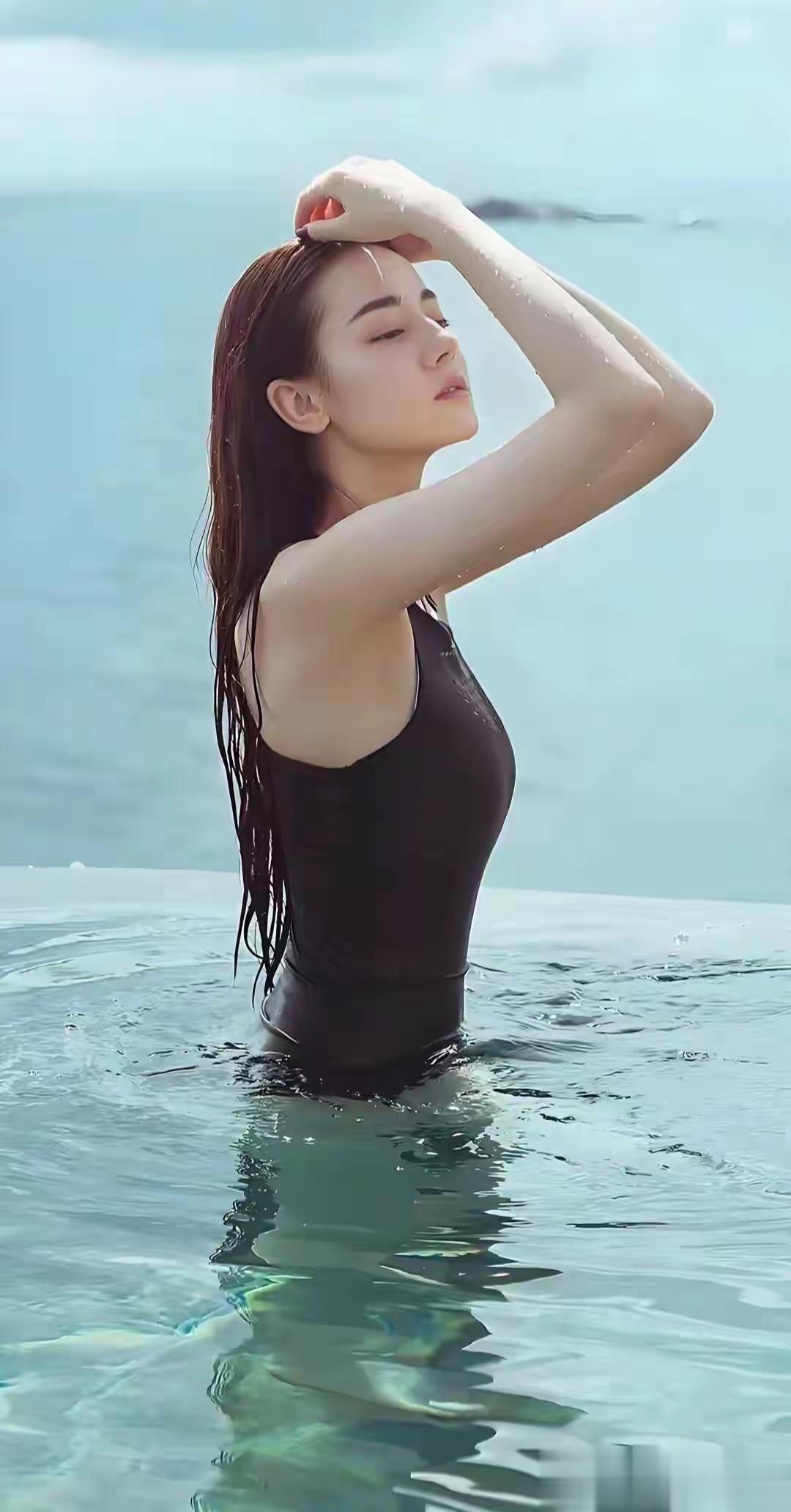 迪丽热巴颜值:浓颜骨相与柔润皮相的完美平衡。