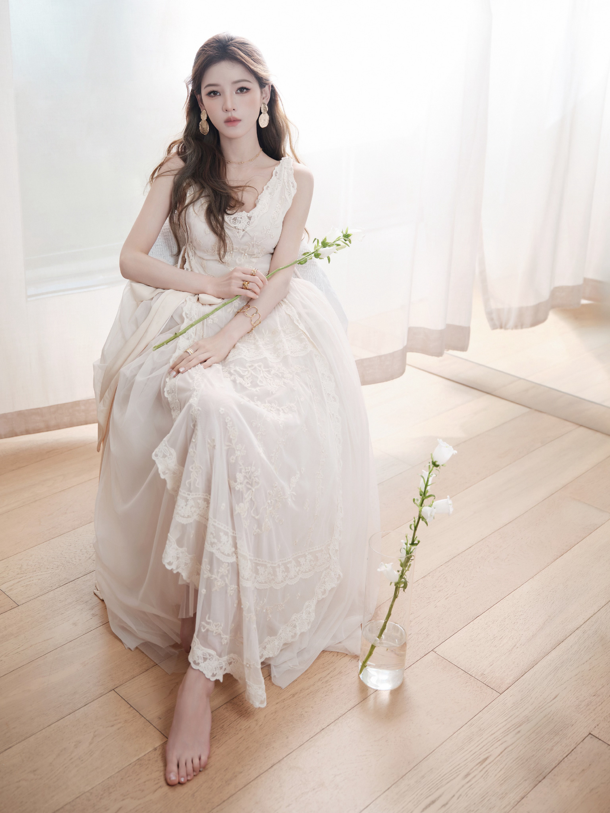 张予曦纯白蕾丝连衣裙，女神降临