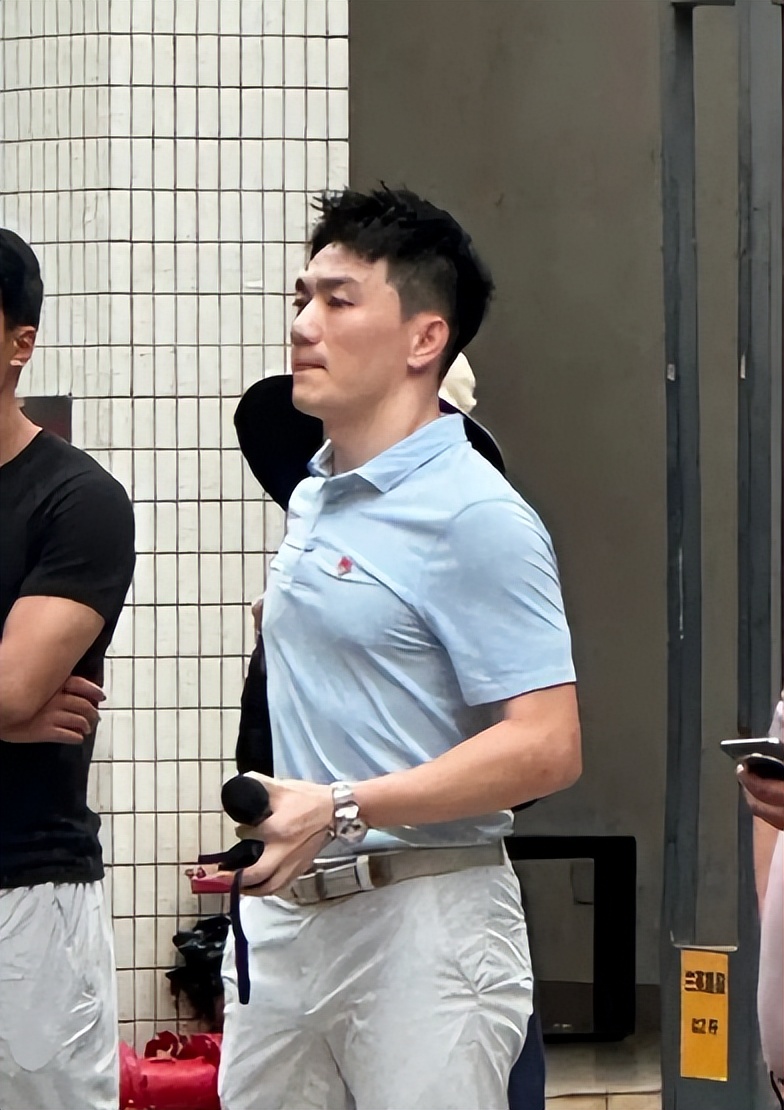 看了热搜上的张馨予，才明白她与何捷婚姻的真相，贾静雯真说对了