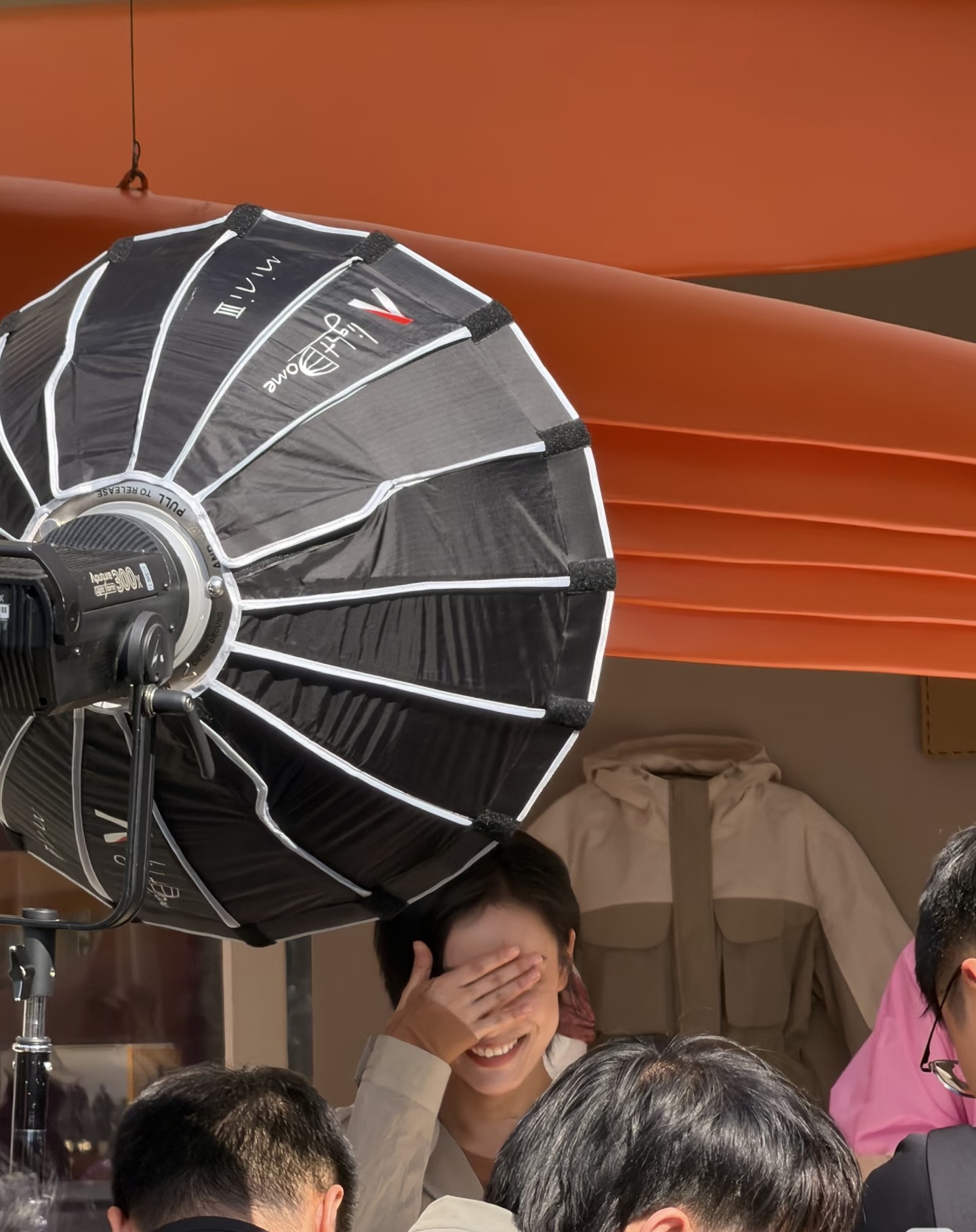 倪妮三里屯做活动，短发又美又飒，漂亮灵动！