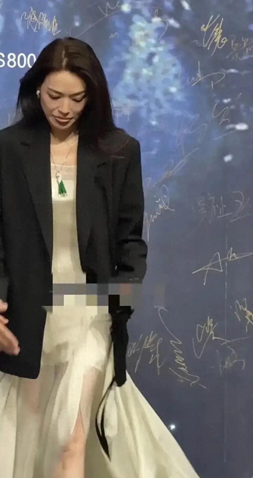 微博之夜50岁的舒淇，法令纹好明显，脸上褶子多，浓浓的大妈味!