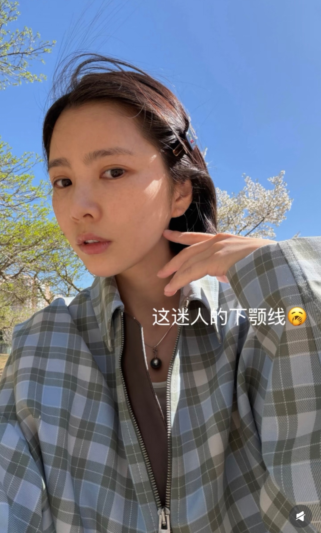 王灿兮否认婆媳不和，晒与杜淳妈妈合影，4岁女儿出镜长得像奶奶