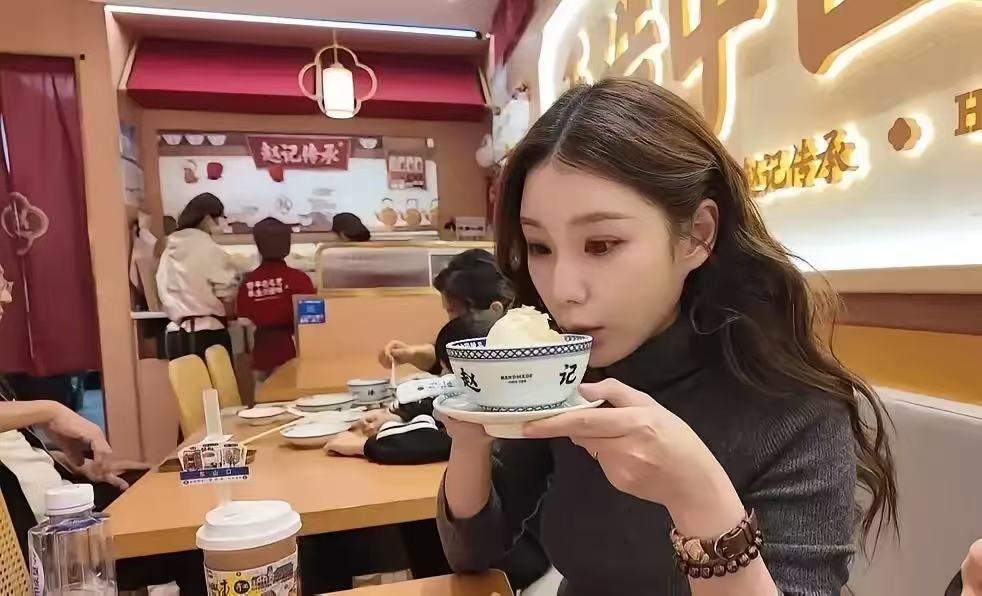 马筱梅提前“报喜”！紧急回台湾预产，汪小菲连夜飞泰国祈福顺利