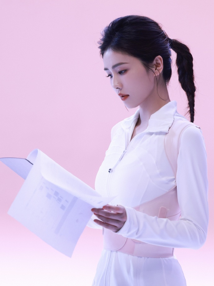 白鹿 背背佳衬托完美身材 确实是深藏不露
