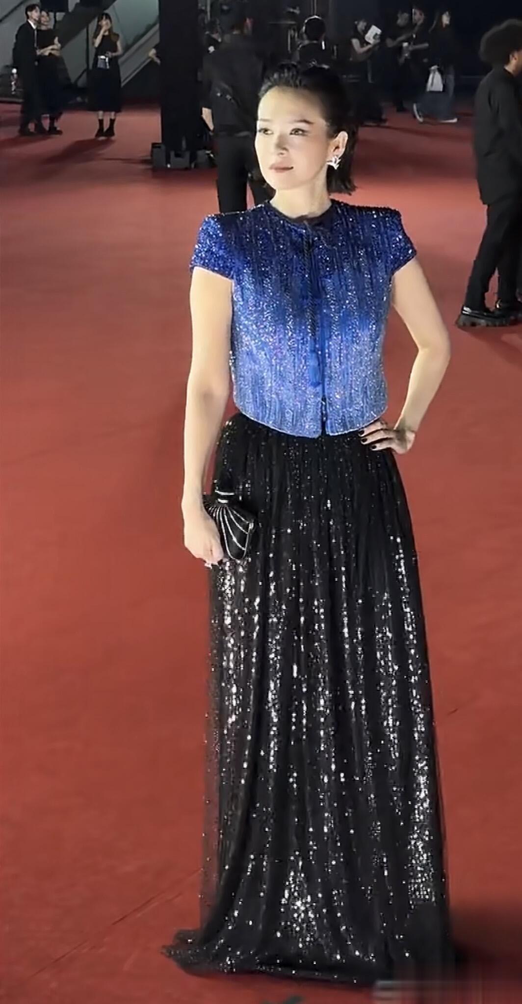 章子怡压轴亮相金像奖红毯，穿蓝色露背装，顶级影人的气场好美