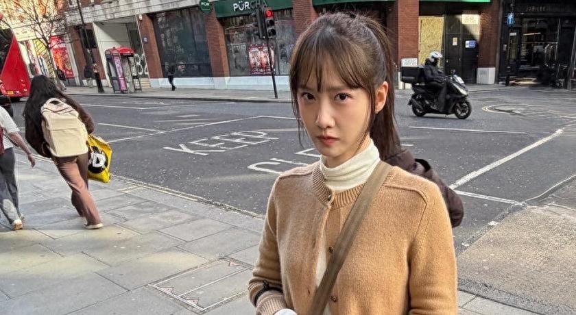 林允儿伦敦行从秀场到街头的英伦时尚漫步