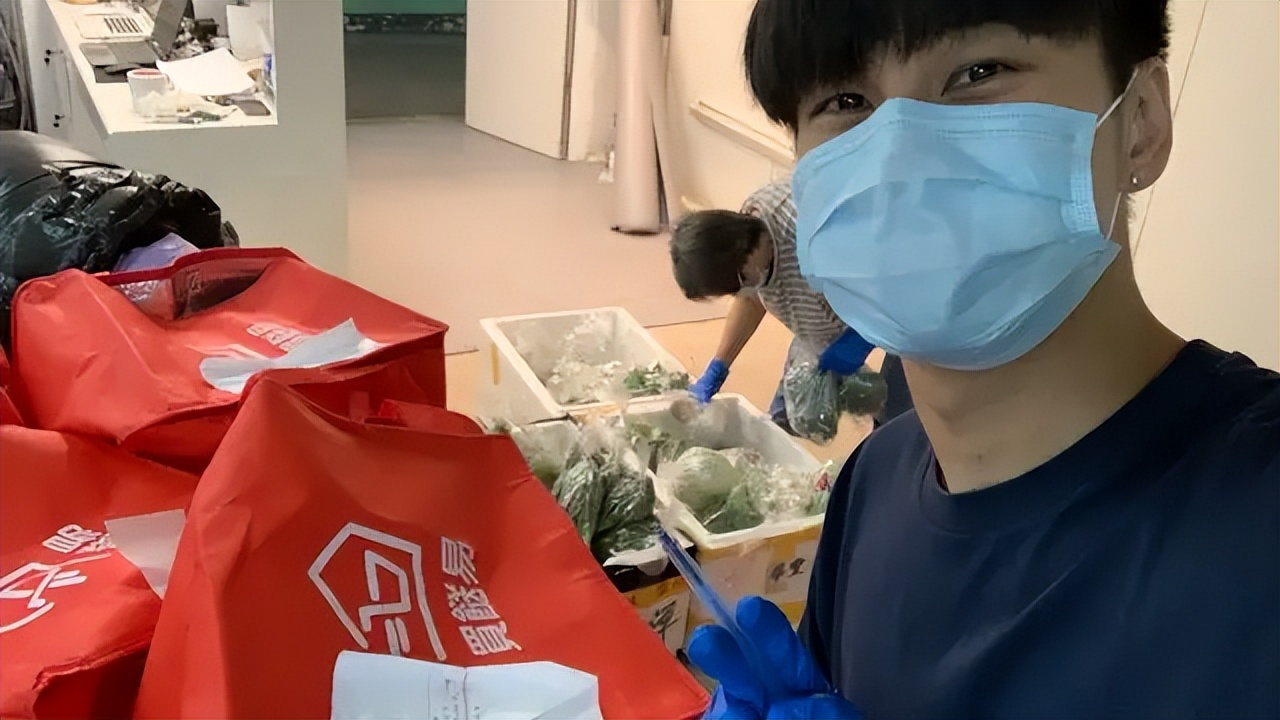 TVB男星入行14年事业平平,曾转行卖菜送货,感恩女友陪伴不离不弃