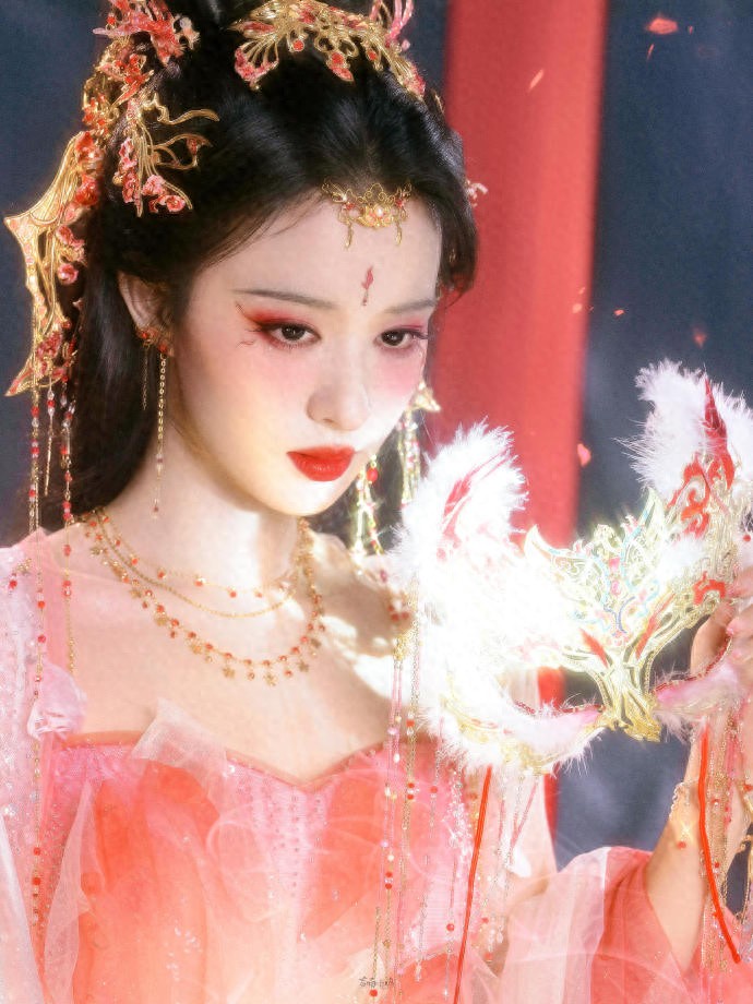 王楚然贴三片黄瓜美出圈 素颜颜值太惊艳