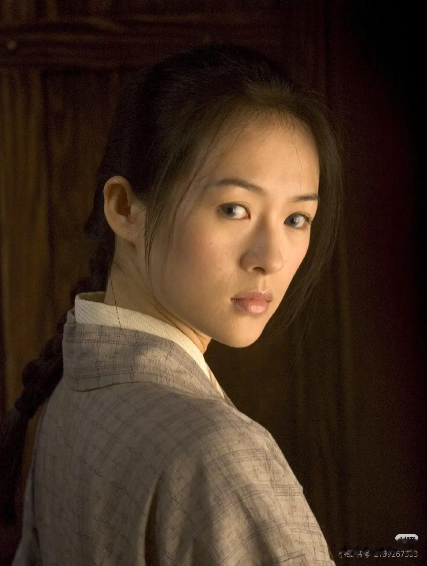 章子怡现身晚会气质100分，给人腾位置超有礼貌 ！眼神温和了很多