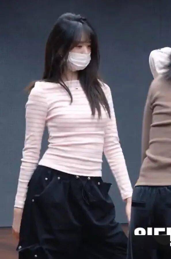 韩国顶流女团IVE成员张元英，以一种出人意料的方式再度成为网络焦点