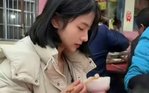 重男轻女的母亲将3个月大的女儿以两千元卖掉，15年后又找到女孩：救救你弟弟