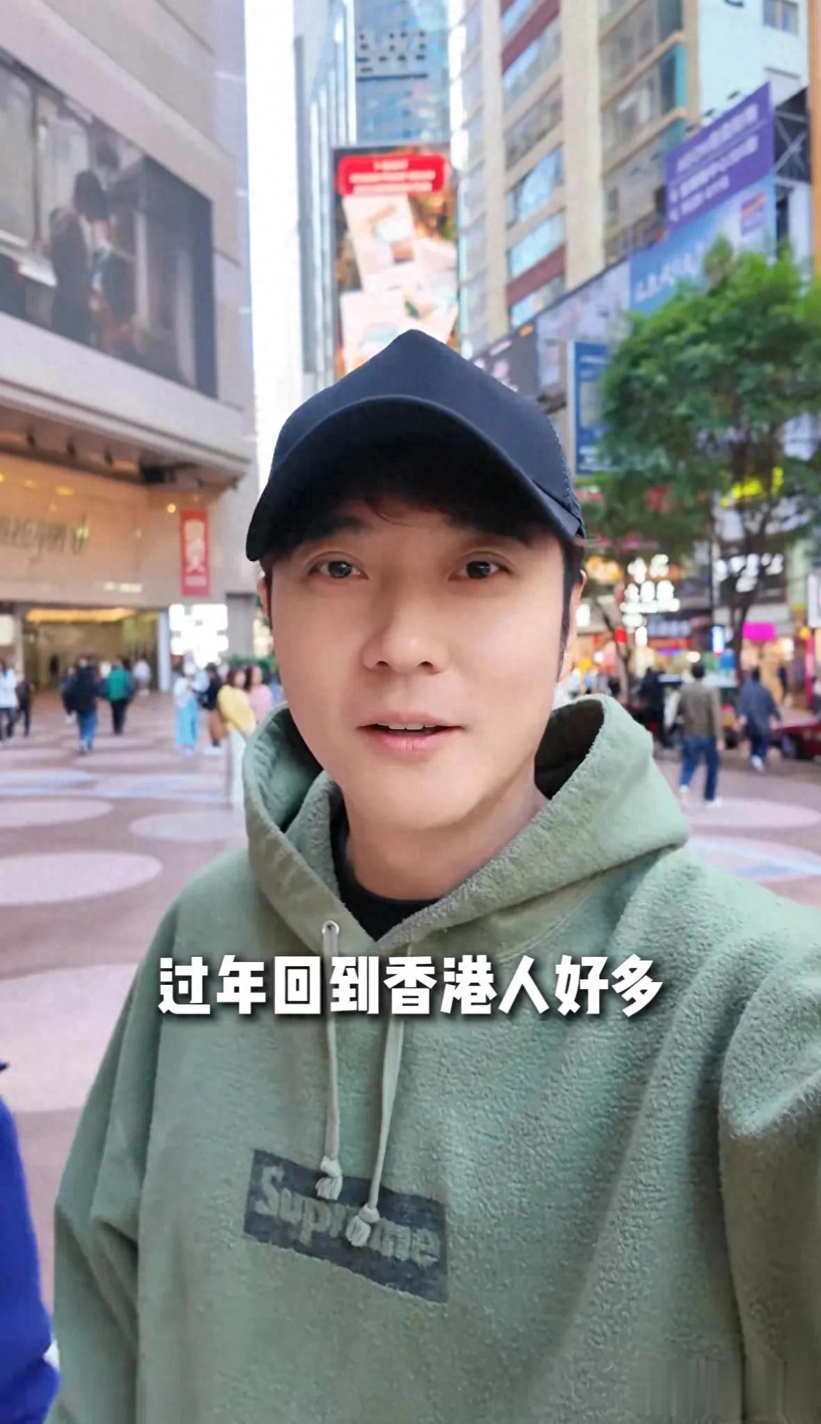 张丹峰陪洪欣回香港被拍，岳母白发显老态，洪欣脸却被打码！