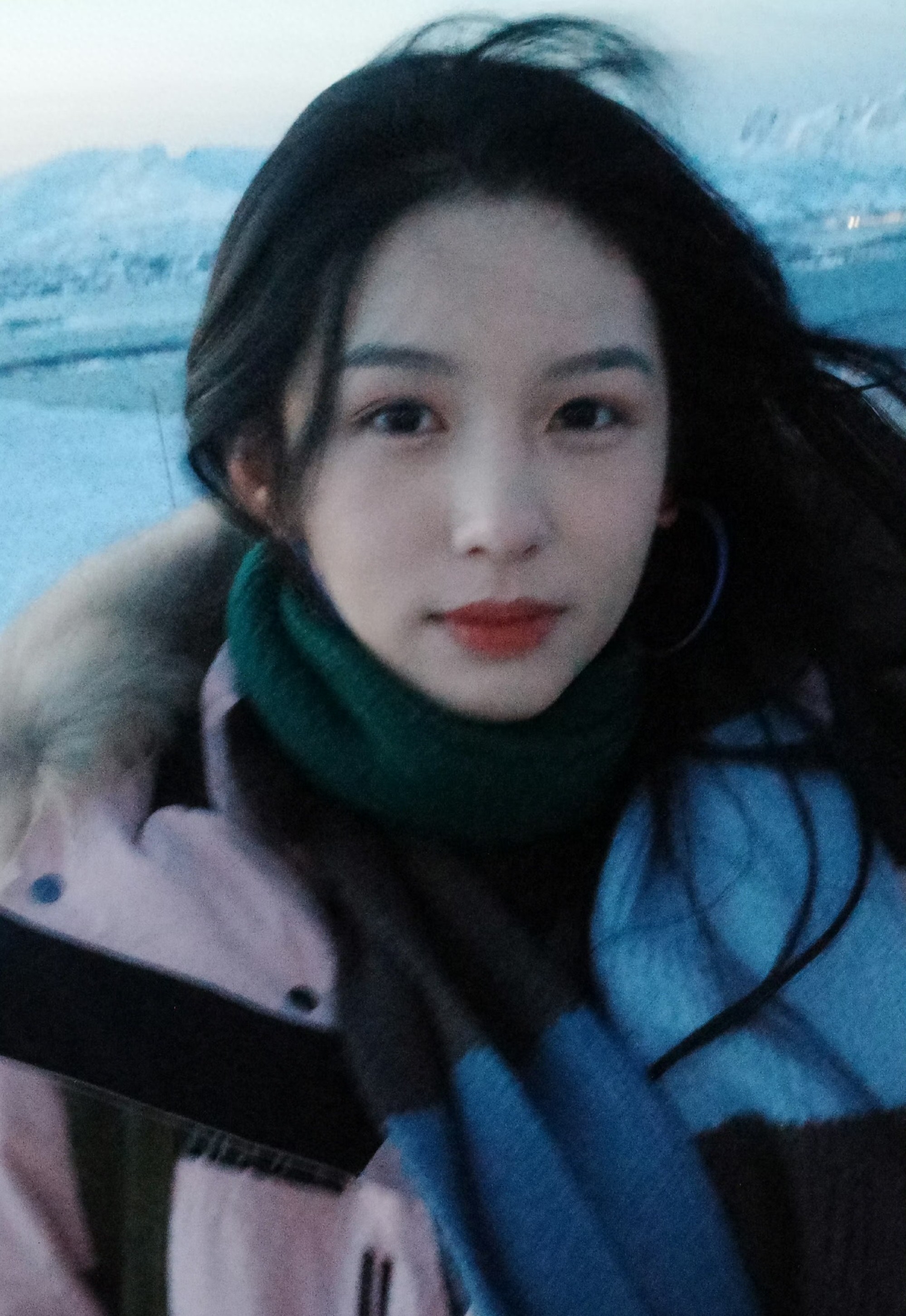 周也和家人西班牙吃火锅被偶遇，一家四口都是高颜值，画面很温馨