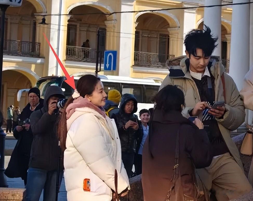 《妻旅2026》路透：男星都低头玩手机，女星聊八卦，唯她格格不入