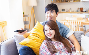 养女偷走我妈30万救命钱，3年回来报恩我笑了：我妈在下面等着你