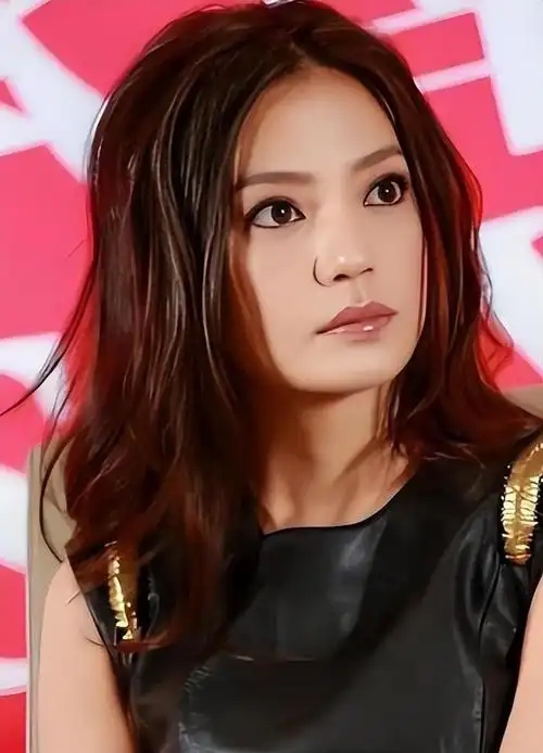 善恶有报，50岁赵薇再迎噩耗，封杀是冰山一角，她远不止这么简单