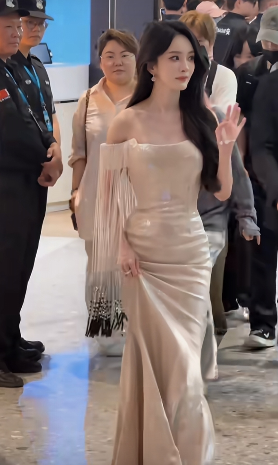 杨幂三亚免税店参加线下活动，穿露肩拖地长裙美到发光！