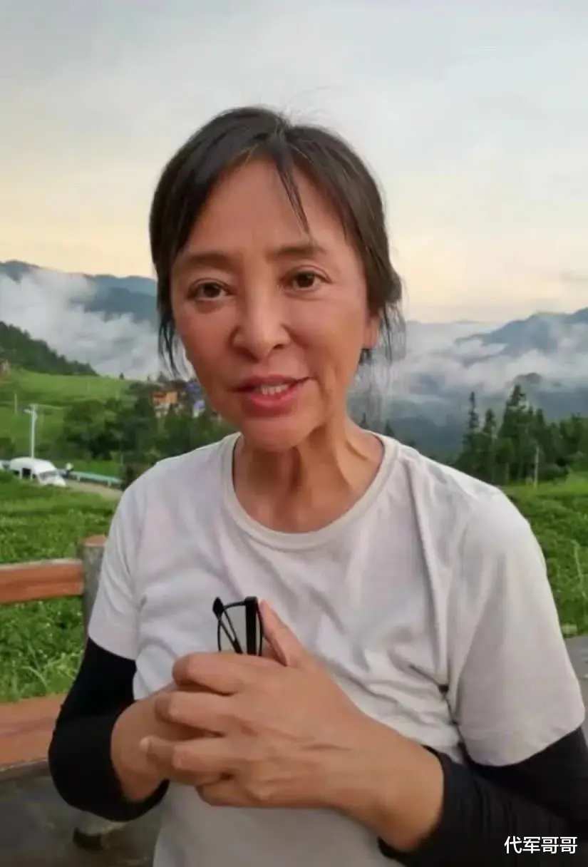 62岁李勤勤近况曝光！经历三次失败跨国婚姻，与34岁儿子相依为命