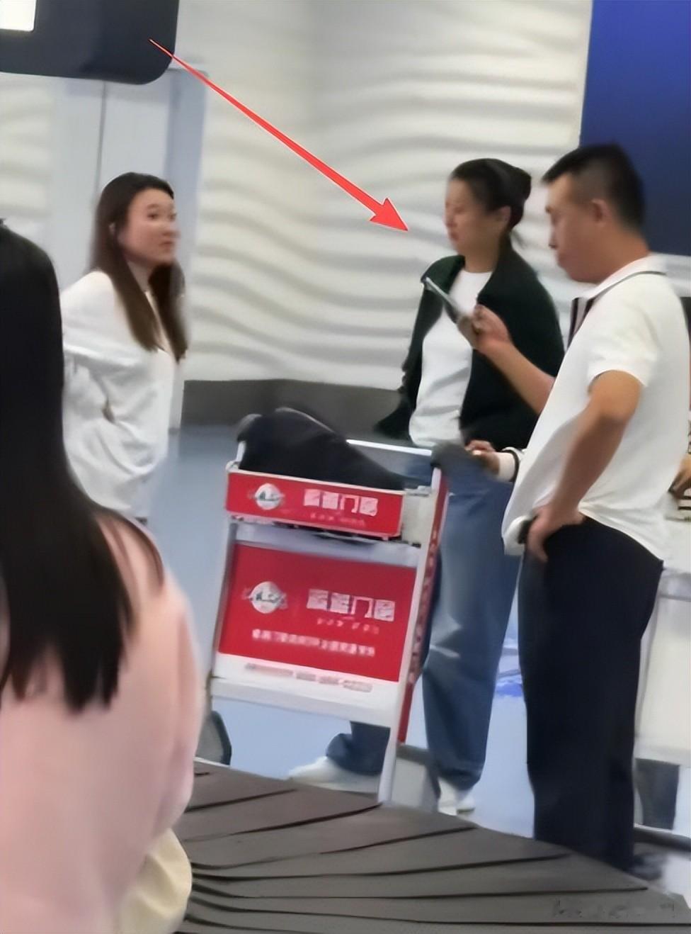 闫学晶风波后首现身!穿着朴素满脸不屑,戴墨镜悠闲逛土特产店