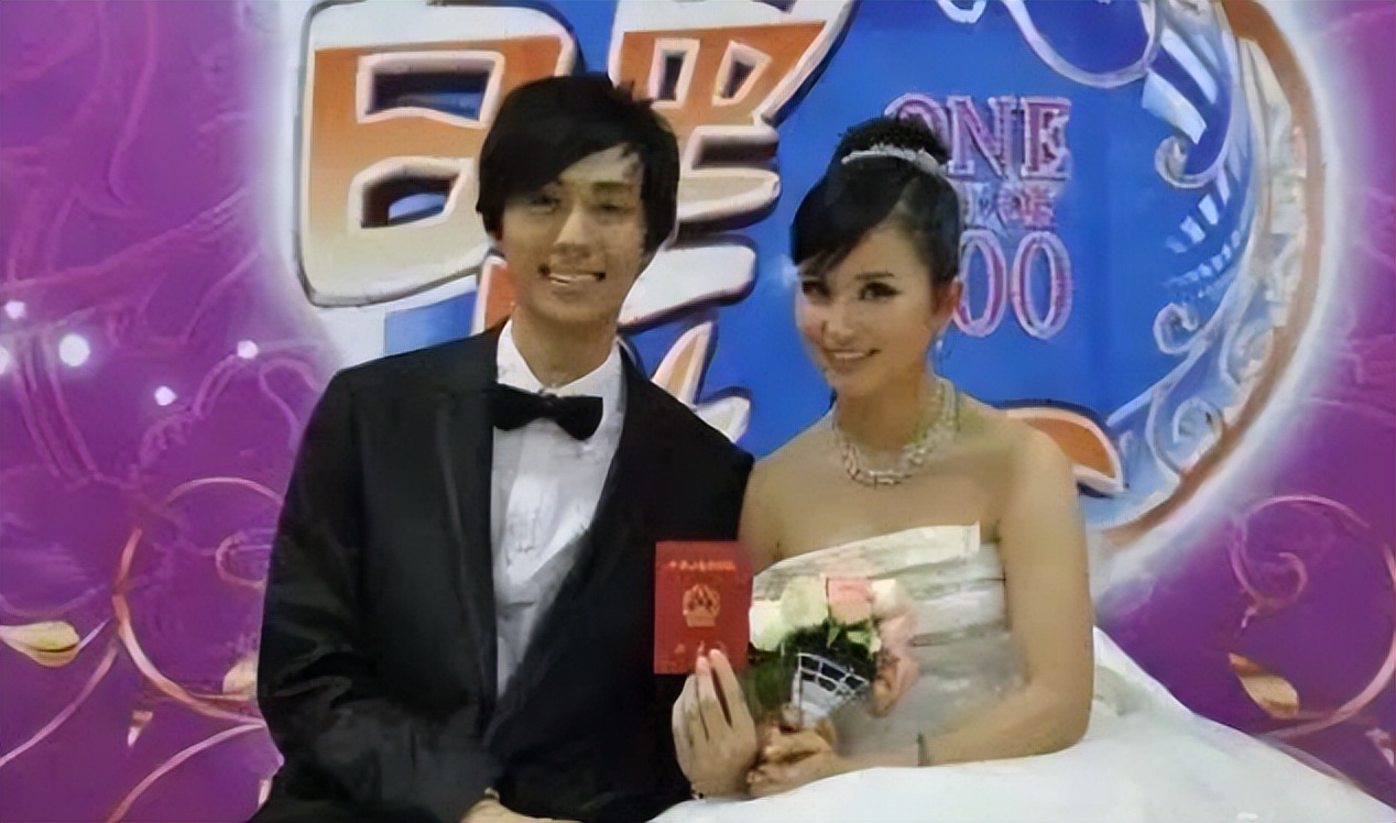 她曾是上海著名主持，和富商离婚后沦落为网红，38岁独自带娃