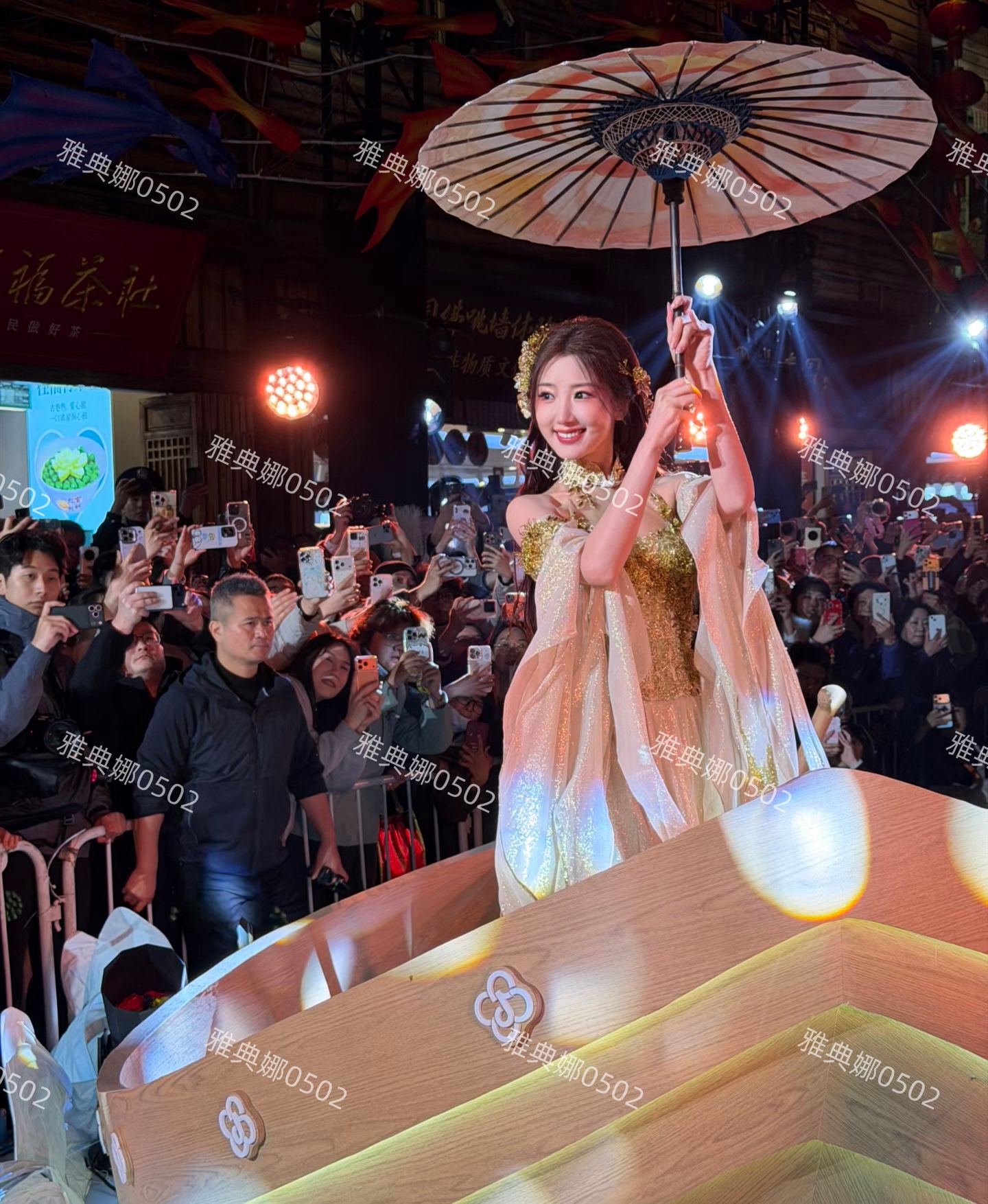 毛晓彤的美貌被低估了，她今天现身福州扮花车女神，本人好美好甜