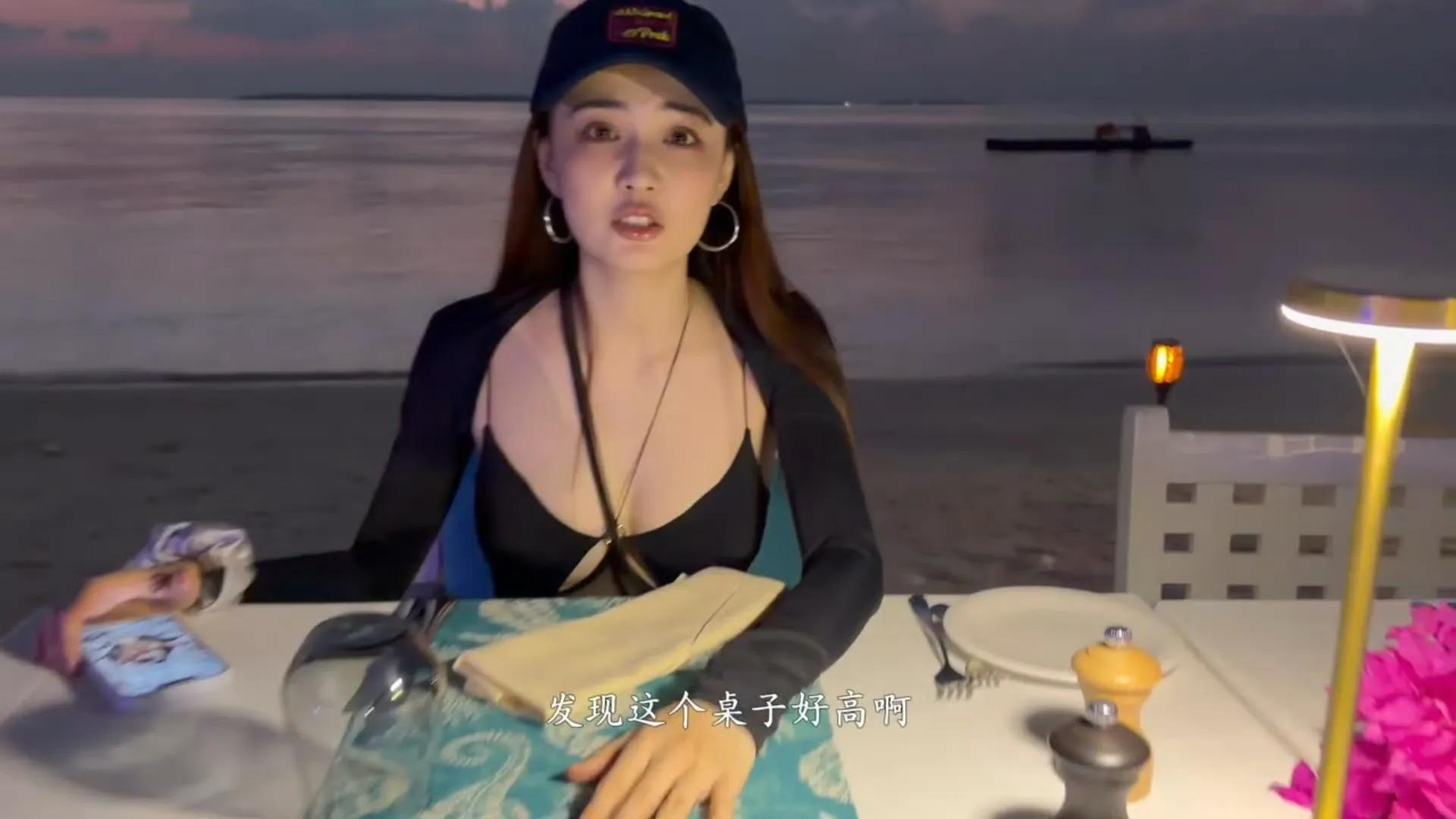 徐璐 ｜马尔代夫夜色海边照，身材火辣