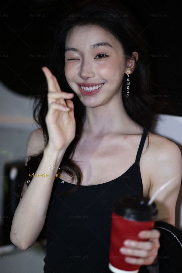 易梦玲今日份下班生图，完全无瑕的脸蛋真耐看