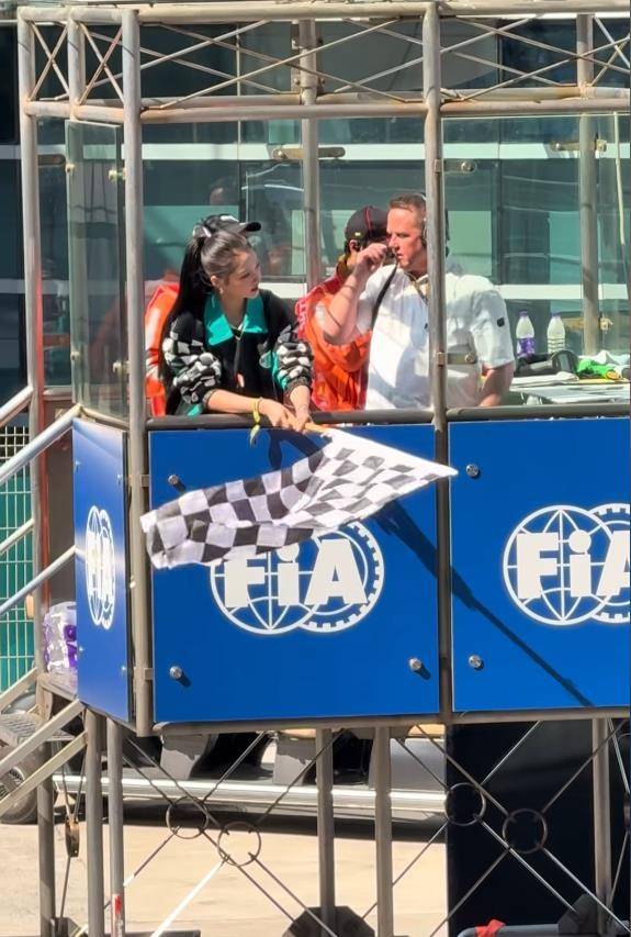 关晓彤现身F1大赛，机车服搭配长筒靴，戴墨镜扎高马尾气场全开