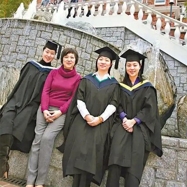 她嫁圈外丈夫，婚后生4个子女，都是香港大学毕业的