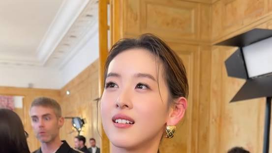 40岁辛芷蕾和32岁章泽天同现巴黎时装周，才知国际影后和阔太的差距！