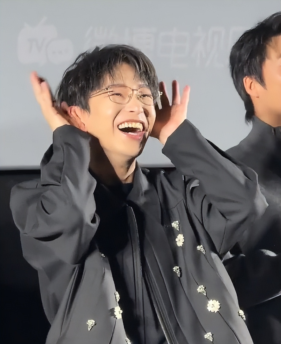 看41岁叶祖新和31岁彭昱畅的同框近照，才知油腻和清爽的区别在哪