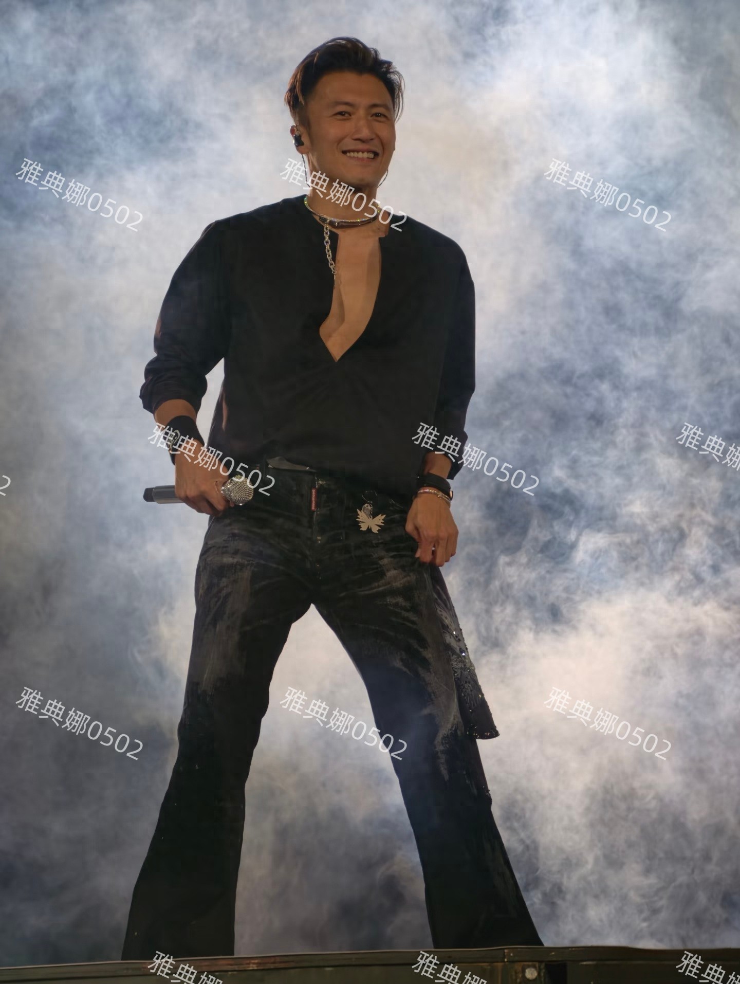 谢霆锋深圳演唱会造型比以往有突破，皮衣墨镜很酷就是个子有点矮