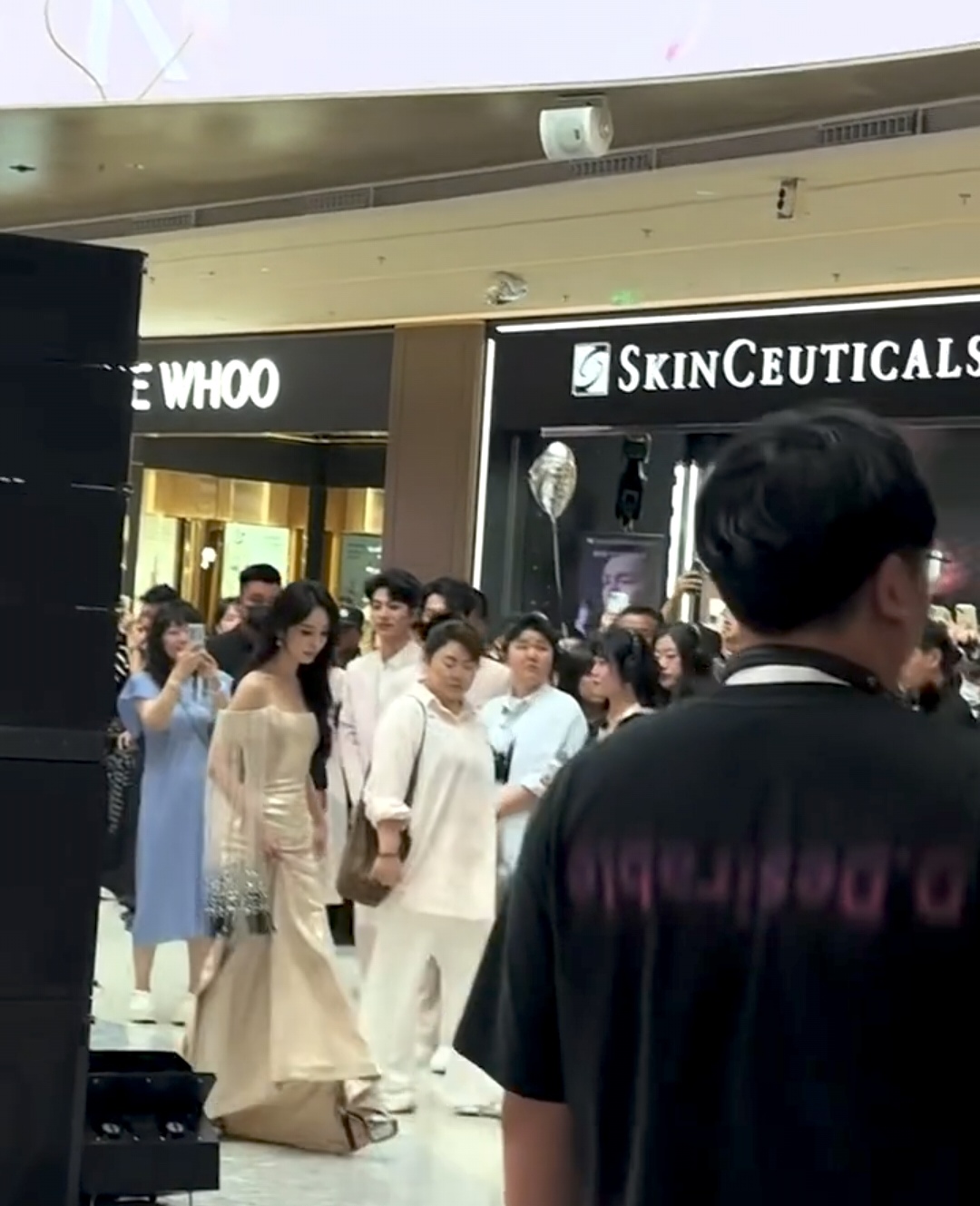 杨幂三亚免税店参加线下活动，穿露肩拖地长裙美到发光！