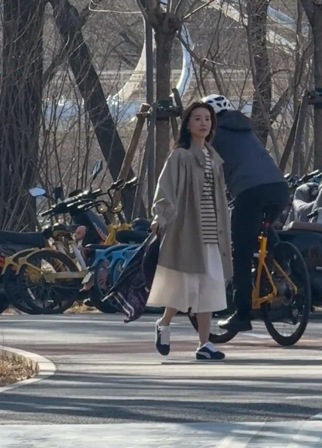 北京街头偶遇董洁,一身春装个头不高,都46了依然被她颜值震撼到