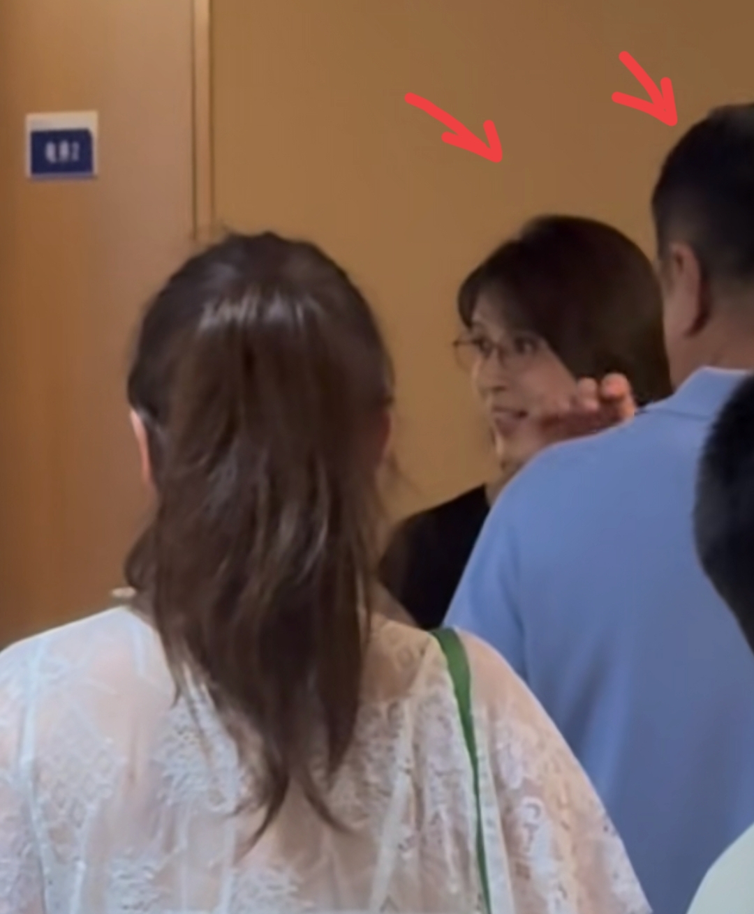 金巧巧一家三亚过年，富豪老公于东罕露脸 带俩孩子追星互动很恩爱