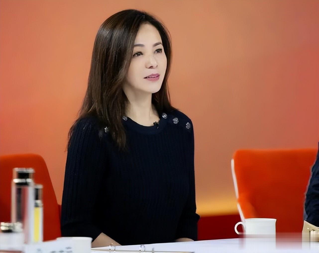 55岁王琳现状：白裙配王冠化身冰雪女王，行走于T台上气场超强