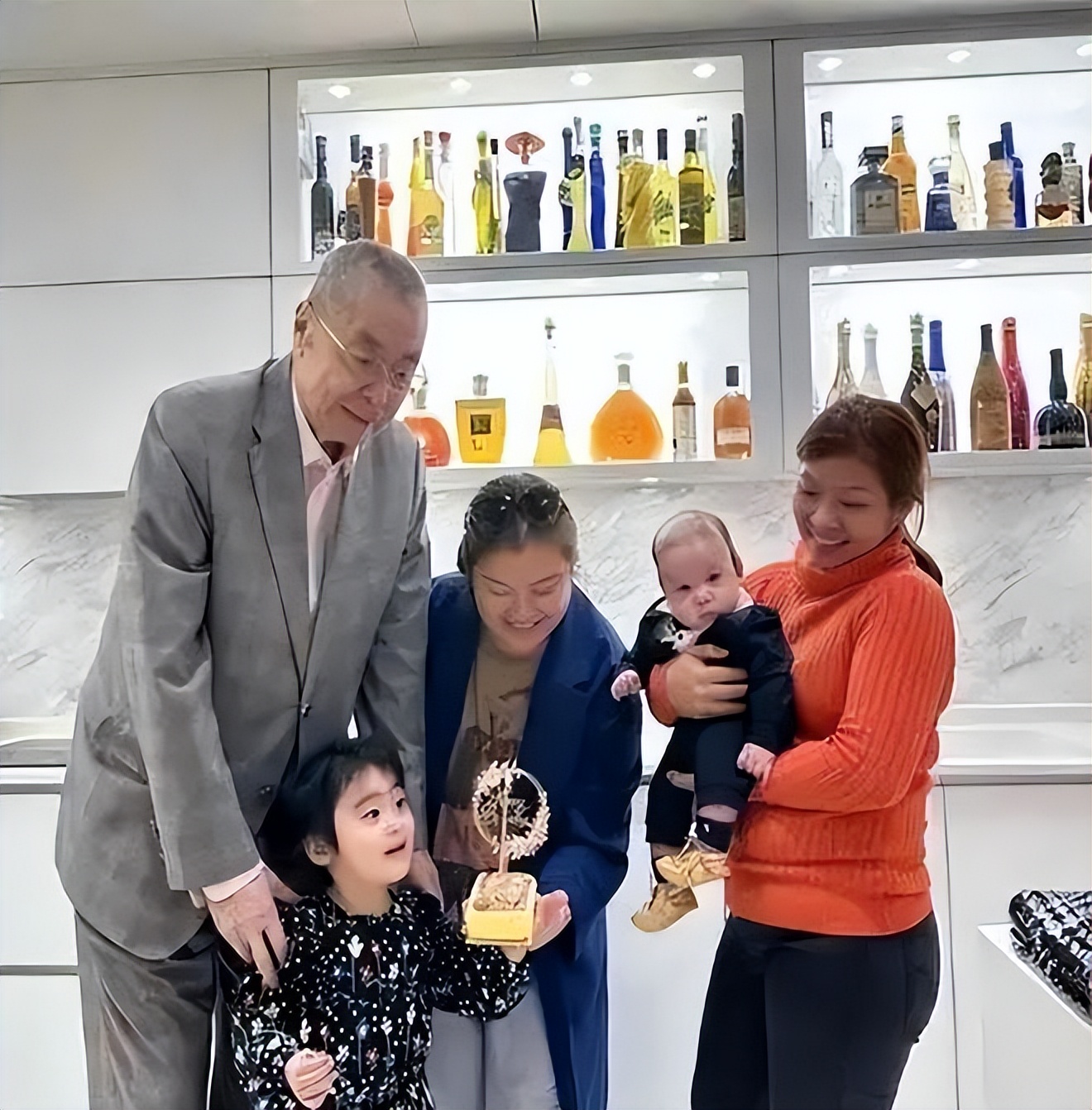 三婚娶小37岁徒弟，81岁生女，84岁生儿，如今住美国豪宅好不惬意