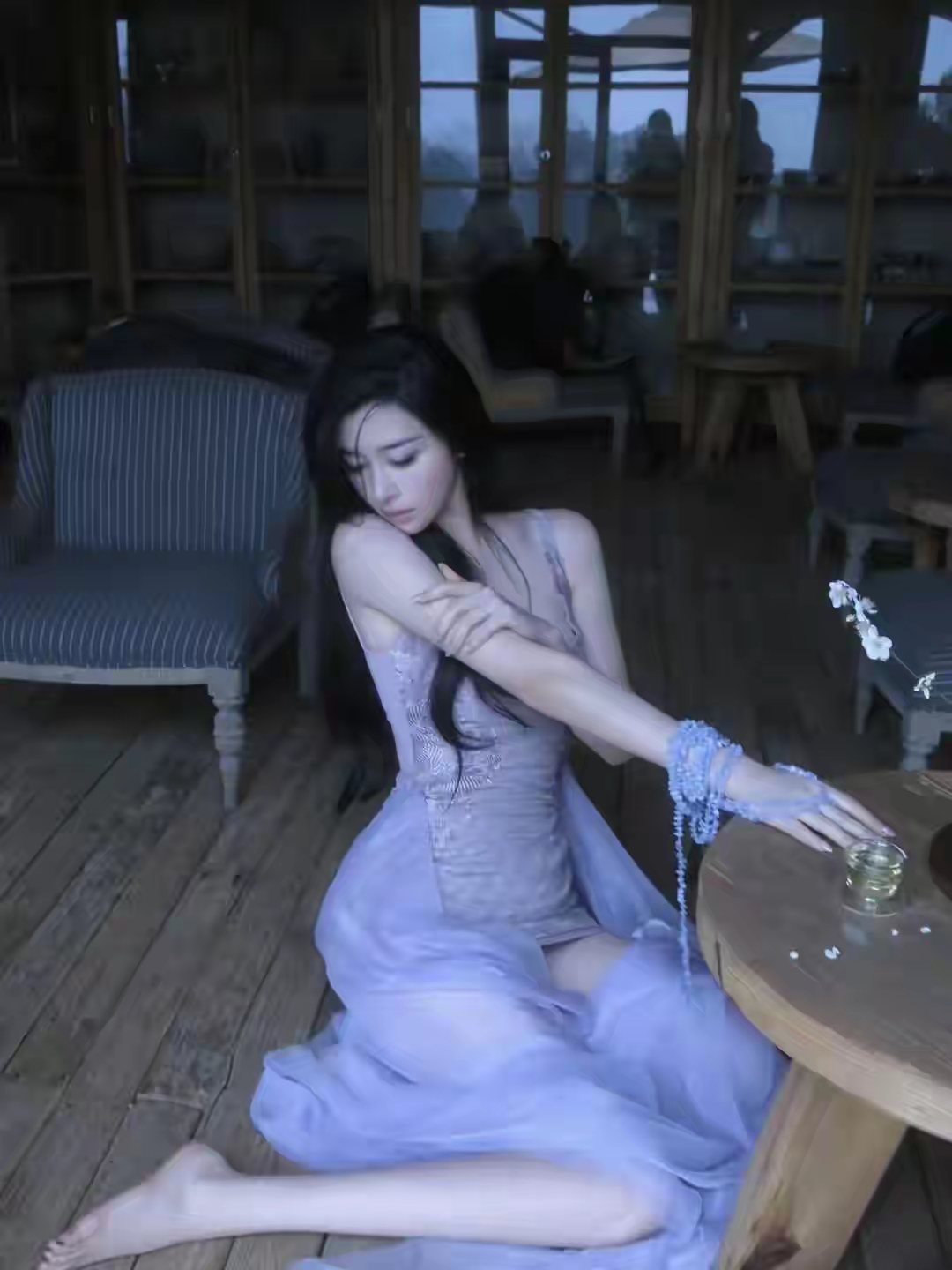 周憬艺 紫色开衩裙杀疯了,173身高秀长腿