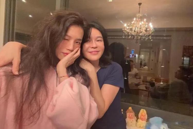 舒淇晒全家福！亲弟比她显老 豪宅奢华 冯德伦和岳父母互动亲密