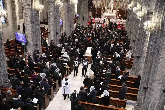 玄彬哭红眼李政宰捧遗像，韩国半个影坛为噎死的老影帝长跪不起