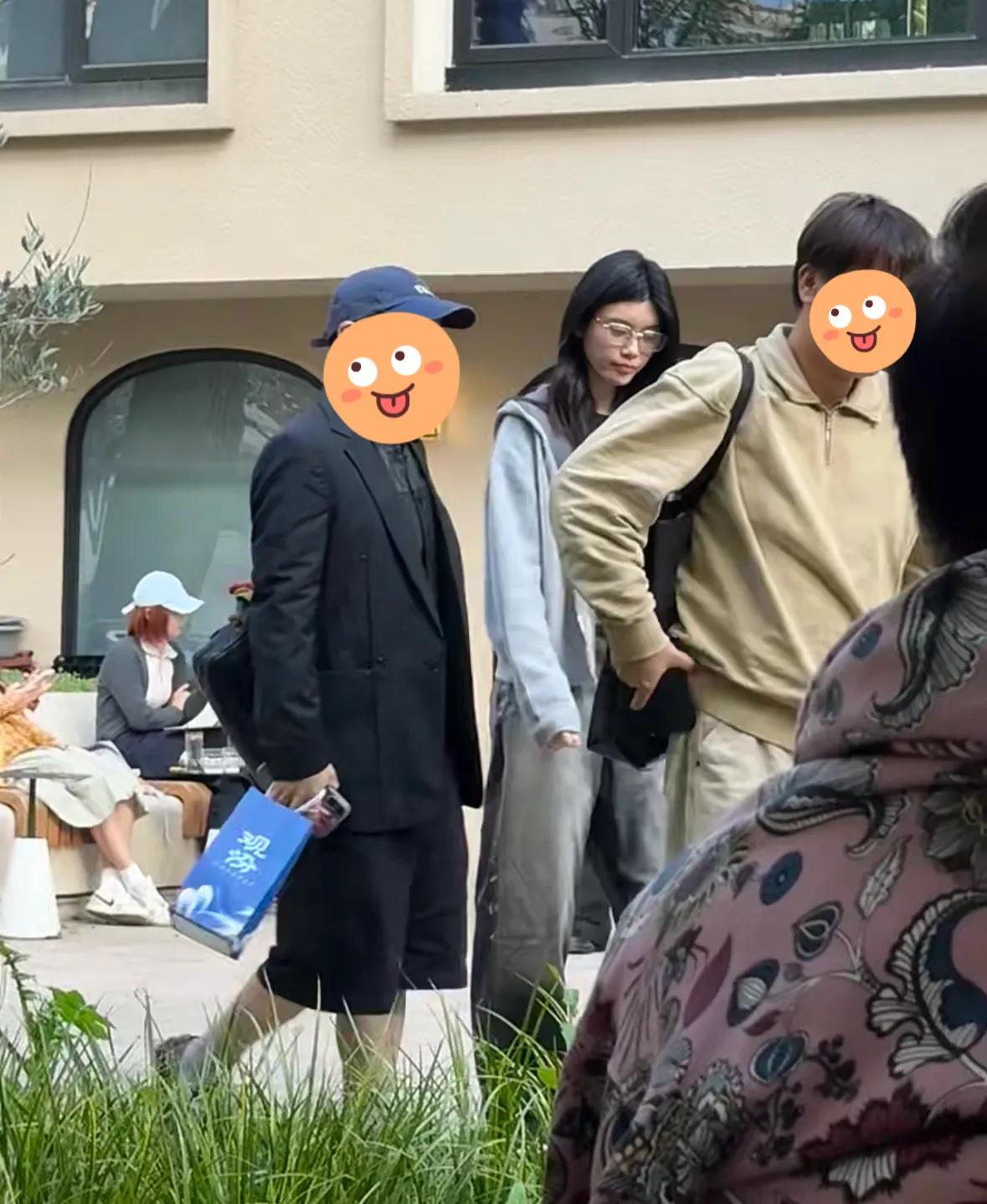 奚梦瑶吃饭被偶遇，戴平光镜素面朝天，气质像路人差点没被认出来