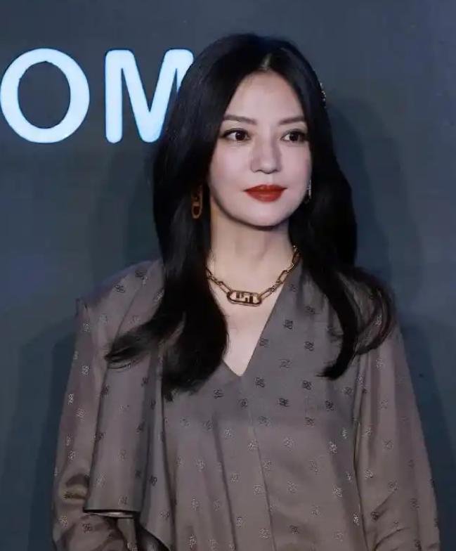 封杀4年，赵薇做梦也没想到，如今56岁哥哥竟成了自己的“救赎”