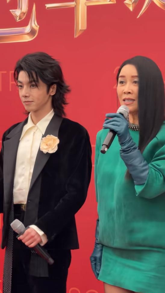 殷秀梅华晨宇牵手同框仅1天,恶心事发生,原来她和陈坤处境一样