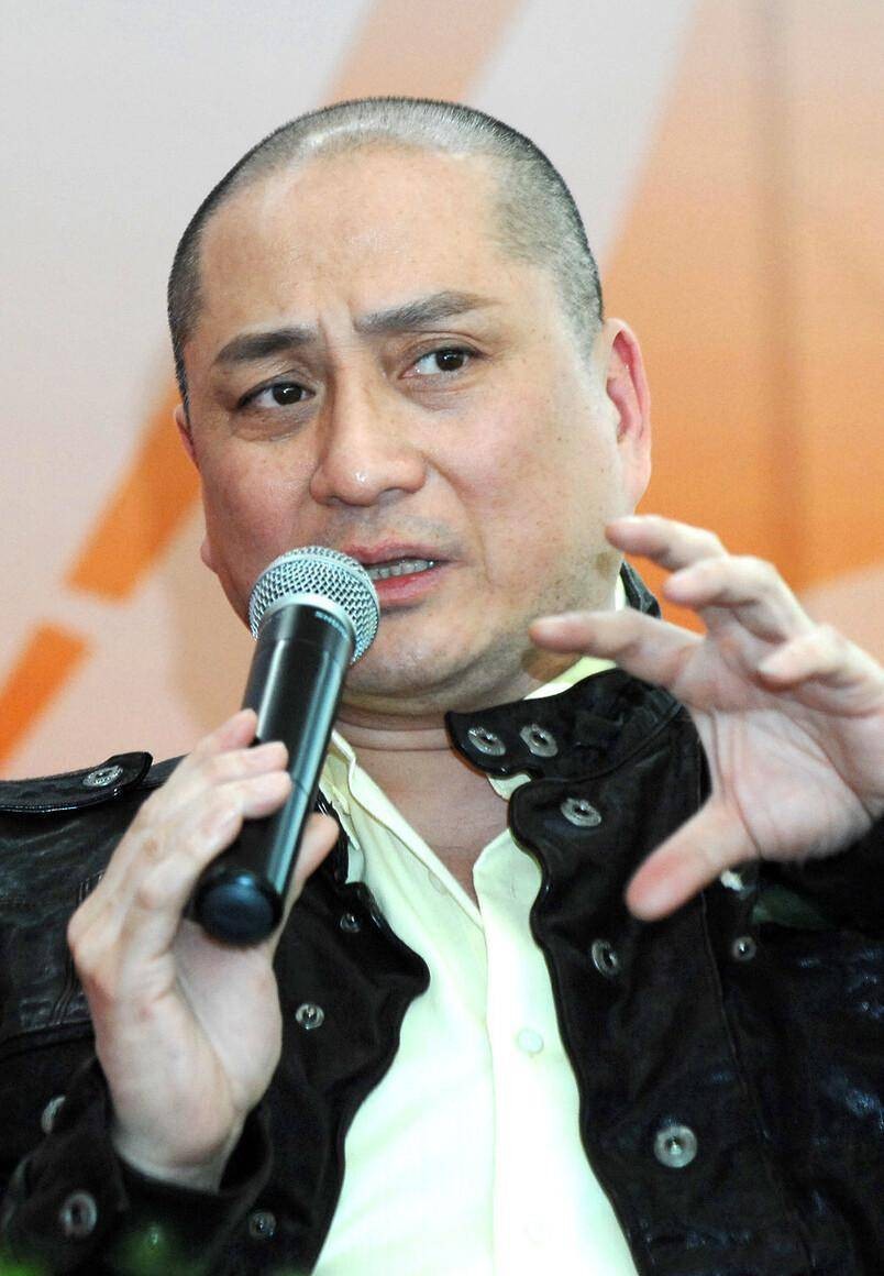 汤镇业现状:住青岛20年,直言比香港好太多,如今一家8口很幸福