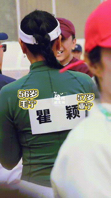 毛宁和亚宁罕见合体，两人都穿着绛红色网球服，他俩都老了！